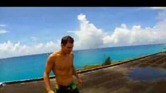 Прыжок в море с крыши отеля - смотреть видео (1:16)