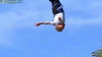 Смелая бабулька - смотреть видео (0:58)