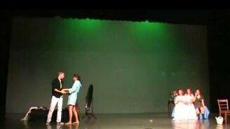 Поскользнулся с девушкой на руках - смотреть видео (0:18)