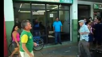 Смешная бесконтактная драка - смотреть видео (0:30)