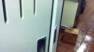 Машинка-автомат радуется - смотреть видео (0:47)