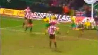 Непослушный футбольный мяч - смотреть видео (0:14)