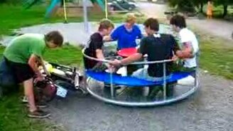 Раскрутили карусель мопедом - смотреть видео (0:34)