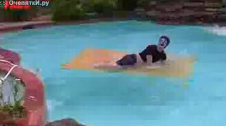 Сёрфинг в бассейне не удался - смотреть видео (0:23)
